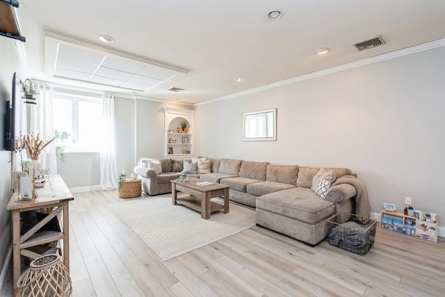 living area featuring baseboards, visible vents, recessed lighting, crown molding, and light wood-type flooring