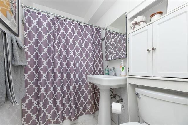2520 Kennedy Blvd Unit 1H, Jersey City, NJ 07304 - bathroom with toilet and curtained shower
