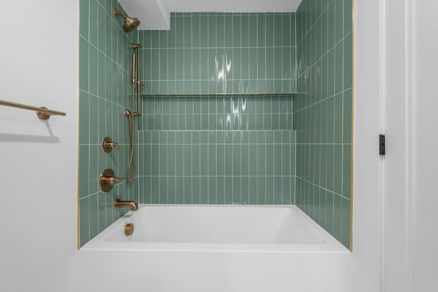 bathroom with tiled shower / bath combo