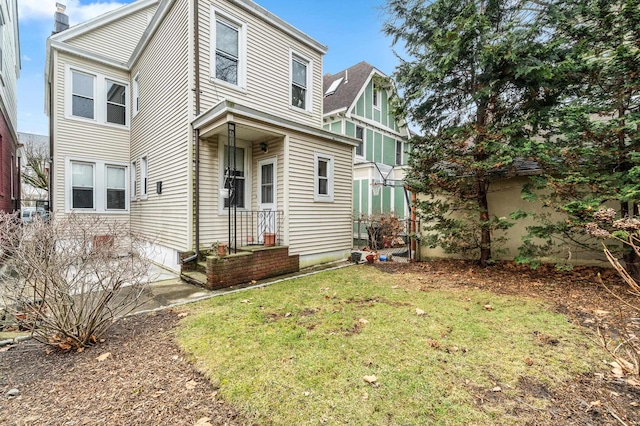 view of front facade featuring a front yard