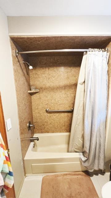 372 9th St, Fairview, NJ 07022 - bathroom featuring shower / bath combo and toilet