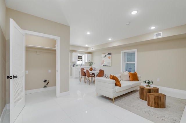 living area featuring light tile patterned floors, baseboards, visible vents, and recessed lighting