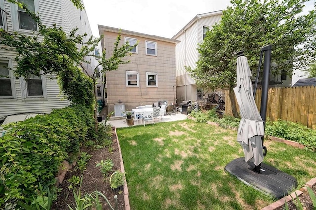 view of yard featuring a patio area