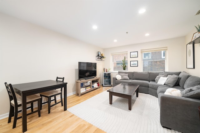 living area featuring light wood-style flooring, recessed lighting, and baseboards