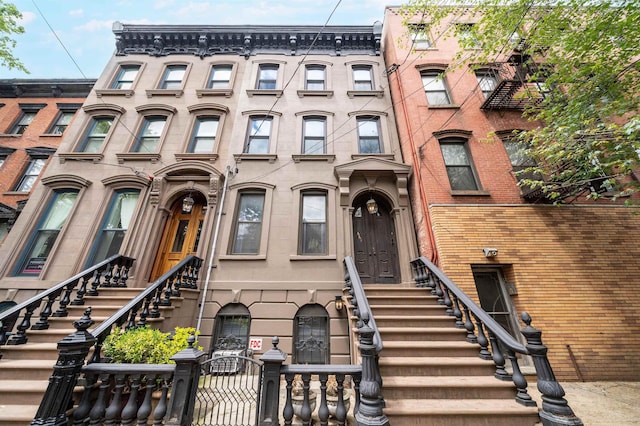 661 Jersey Ave Unit 2, Jersey City, NJ 07302 - townhome / multi-family property featuring a gate and a fenced front yard