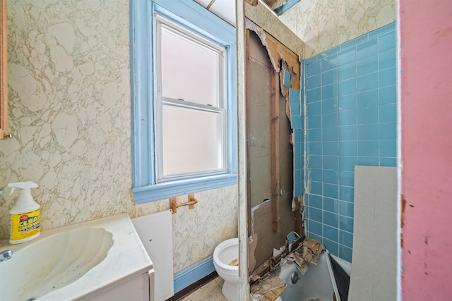 152 Bidwell Ave, Jersey City, NJ 07305 - full bathroom featuring vanity and a tub