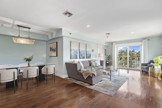 living area featuring recessed lighting, visible vents, wood finished floors, a chandelier, and baseboards