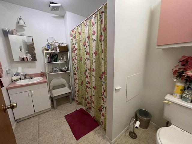 bathroom featuring a shower with curtain, vanity, and toilet