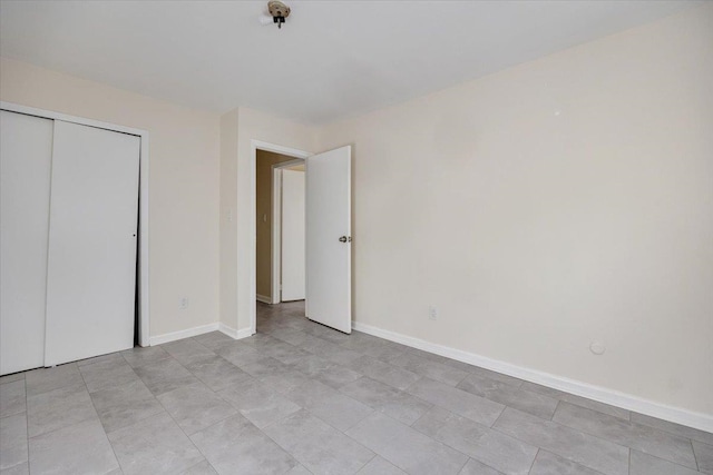 unfurnished bedroom featuring a closet