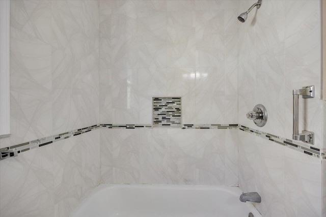 bathroom with tiled shower / bath combo