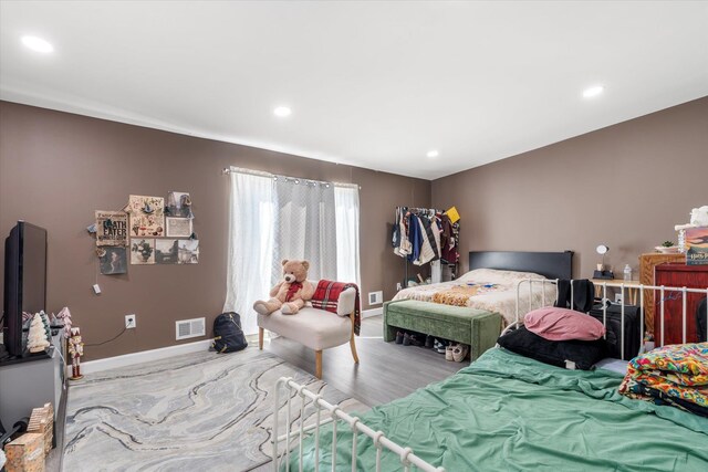 bedroom featuring recessed lighting, visible vents, baseboards, and wood finished floors