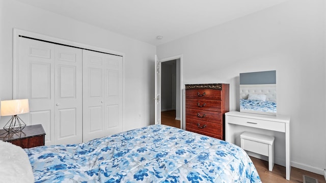344 The Promenade Unit 344, Edgewater, NJ 07020 - bedroom featuring baseboards, visible vents, wood finished floors, and a closet