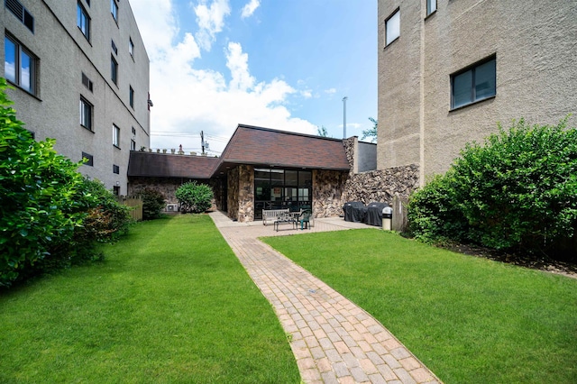 view of yard featuring a patio