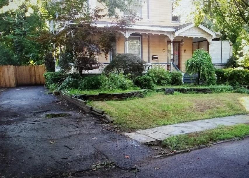 view of front of home featuring a porch and a front lawn