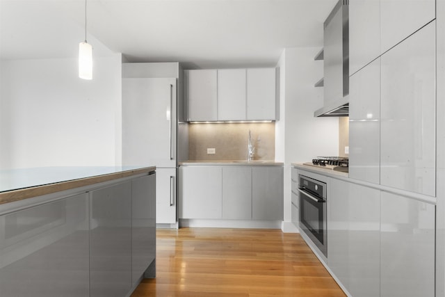 77 Hudson St Unit 1712, Jersey City, NJ 07302 - kitchen featuring stainless steel appliances, modern cabinets, light wood-type flooring, and light countertops