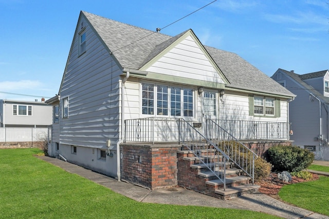 view of front of property featuring a front lawn