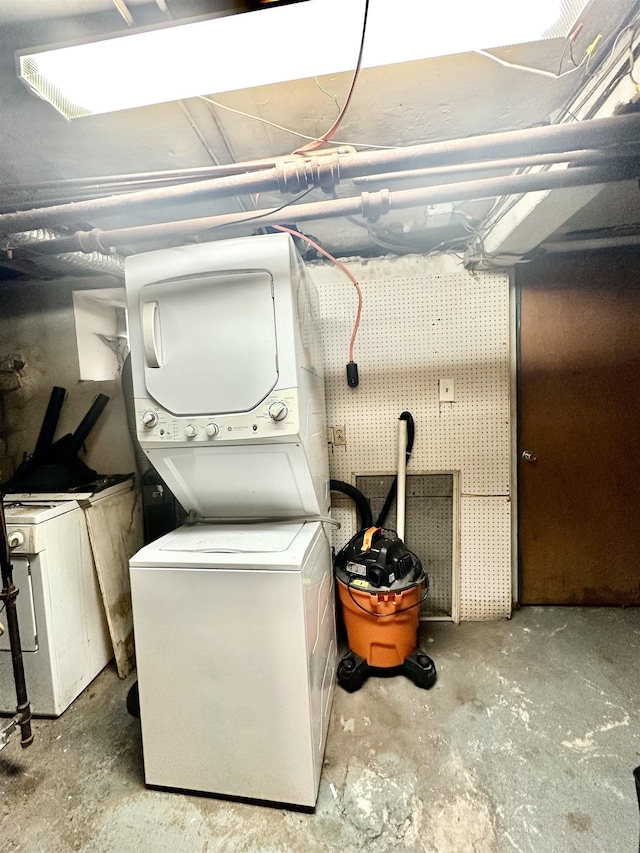 306 Columbia Ave, Jersey City, NJ 07307 - laundry area with stacked washer / dryer