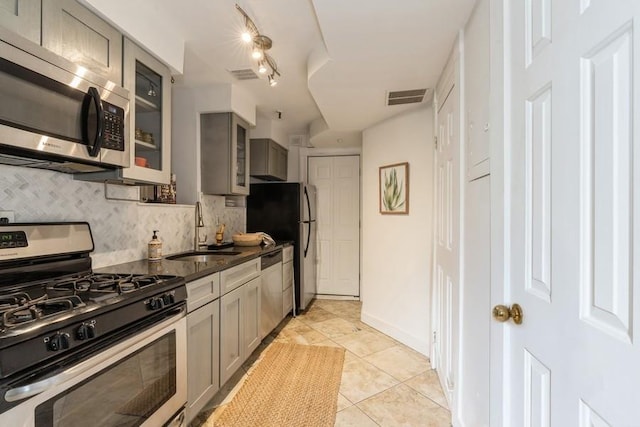 kitchen featuring stainless steel appliances, a sink, and gray cabinets