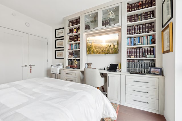 bedroom featuring a closet and built in study area