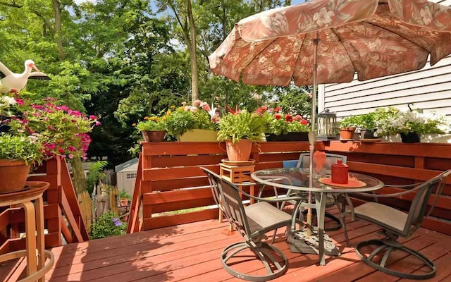 deck featuring outdoor dining space