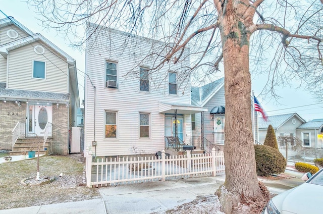 view of front of home featuring a fenced front yard