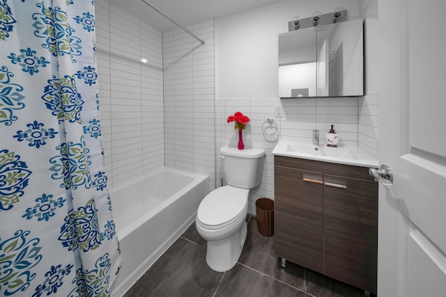 full bathroom featuring shower / tub combo with curtain, toilet, tile walls, vanity, and decorative backsplash