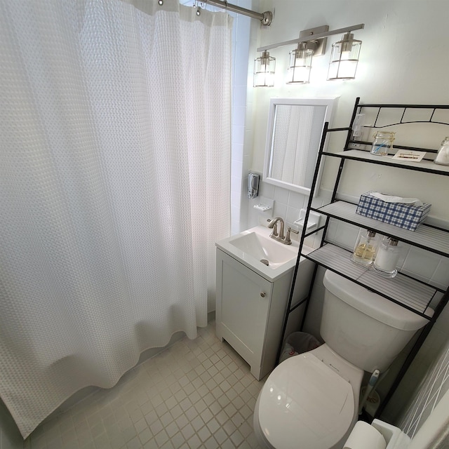 full bath featuring vanity, toilet, and decorative backsplash