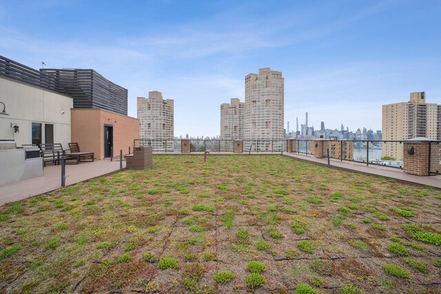 view of yard featuring a view of city