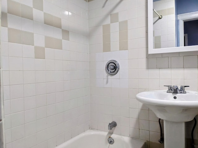 bathroom featuring tiled shower / bath combo and sink