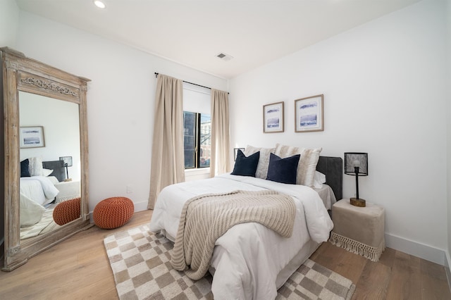 bedroom with light wood-style flooring, visible vents, baseboards, and recessed lighting