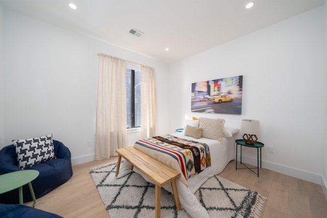 bedroom featuring recessed lighting, visible vents, baseboards, and wood finished floors