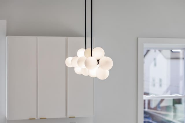 44 Bleecker St Unit 2, Jersey City, NJ 07307 - detailed view of a chandelier