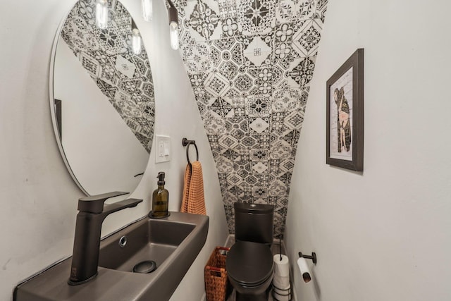 75 Poplar St, Jersey City, NJ 07307 - half bath with toilet and a sink