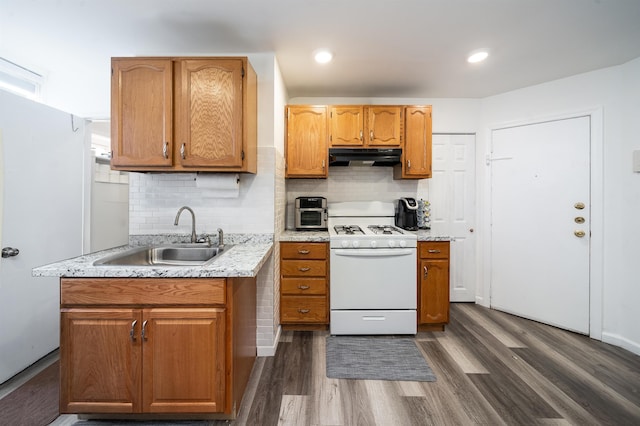 kitchen featuring tasteful backsplash, white range with gas cooktop, sink, and dark wood-type flooring