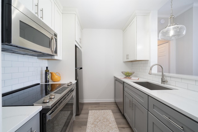 20 2nd St Unit 2503, Jersey City, NJ 07302 - kitchen with stainless steel appliances, a sink, gray cabinetry, and tasteful backsplash
