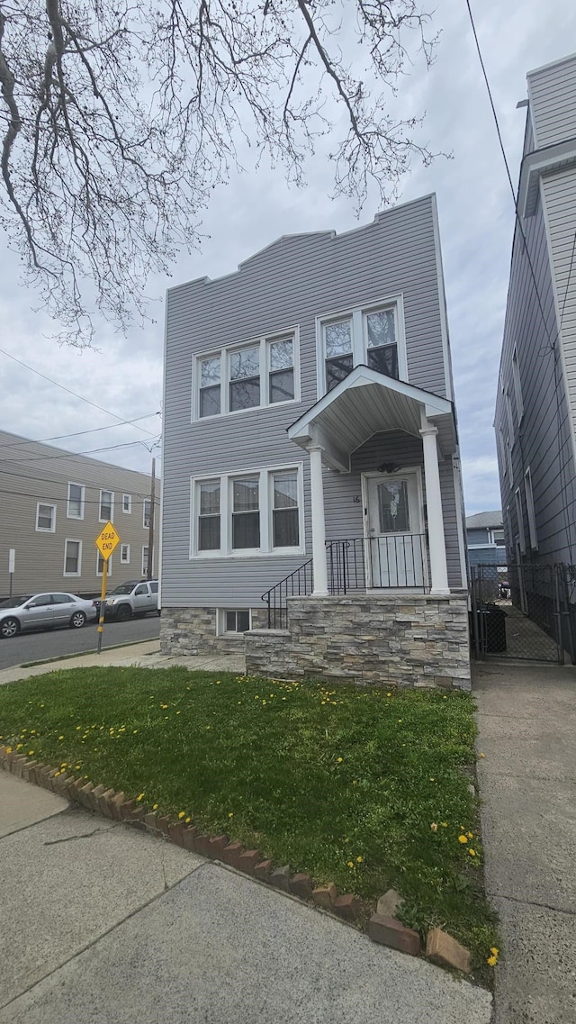 view of front of property with a front lawn