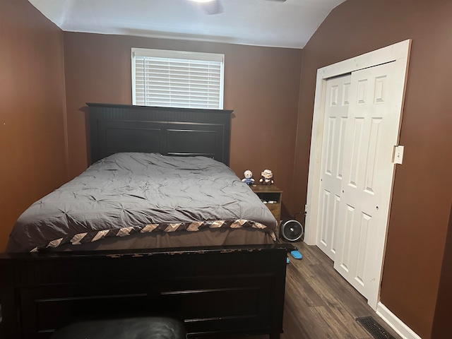 bedroom featuring ceiling fan, dark hardwood / wood-style floors, a closet, and lofted ceiling