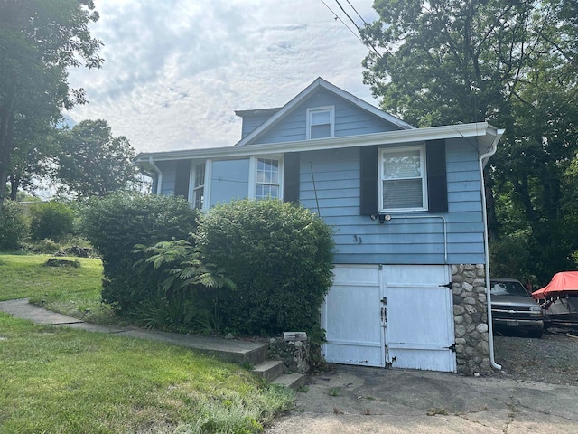 view of front of property with a front lawn