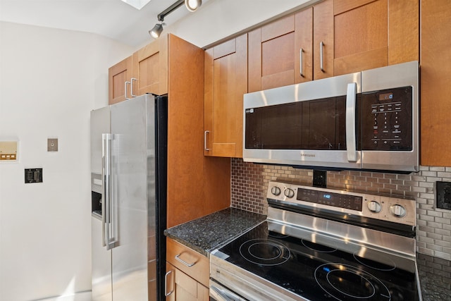 227 Bay St Unit 4B, Jersey City, NJ 07302 - kitchen with stainless steel appliances, decorative backsplash, dark stone counters, and lofted ceiling