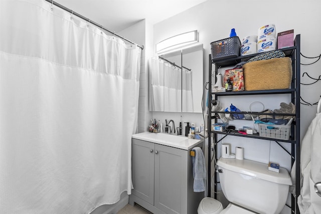 full bath featuring vanity, toilet, and curtained shower