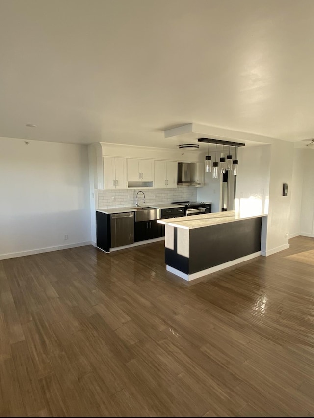 kitchen featuring a sink, decorative backsplash, dark wood-style flooring, and light countertops