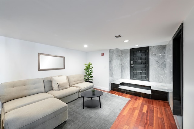 living area featuring baseboards, recessed lighting, visible vents, and wood finished floors