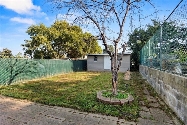 view of yard featuring an outdoor structure