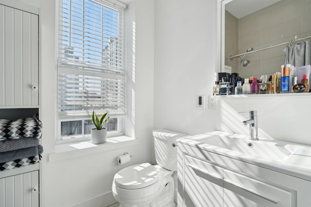 full bath featuring toilet, a sink, a wealth of natural light, and a shower with shower curtain