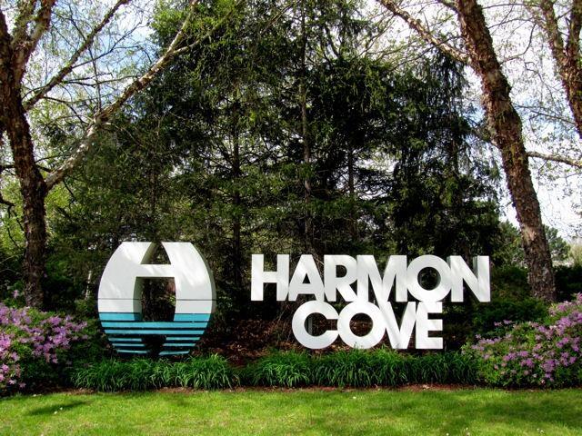 602 Sanderling Ct Unit 602, Secaucus, NJ 07094 - community sign with a yard