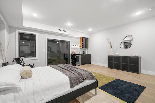 bedroom featuring light wood-style flooring, visible vents, baseboards, and recessed lighting