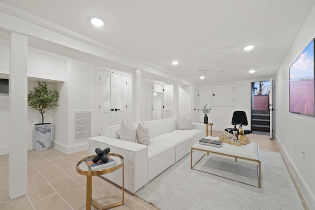 living area with visible vents, recessed lighting, and baseboards