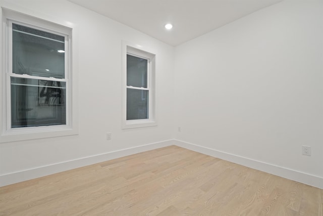 unfurnished room featuring light wood finished floors, recessed lighting, and baseboards