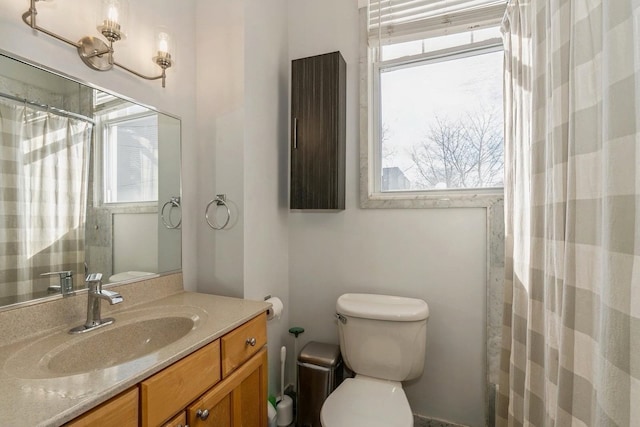 full bath with toilet, vanity, and a shower with curtain