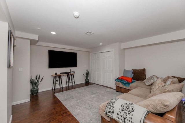 living room featuring recessed lighting, baseboards, visible vents, and wood finished floors